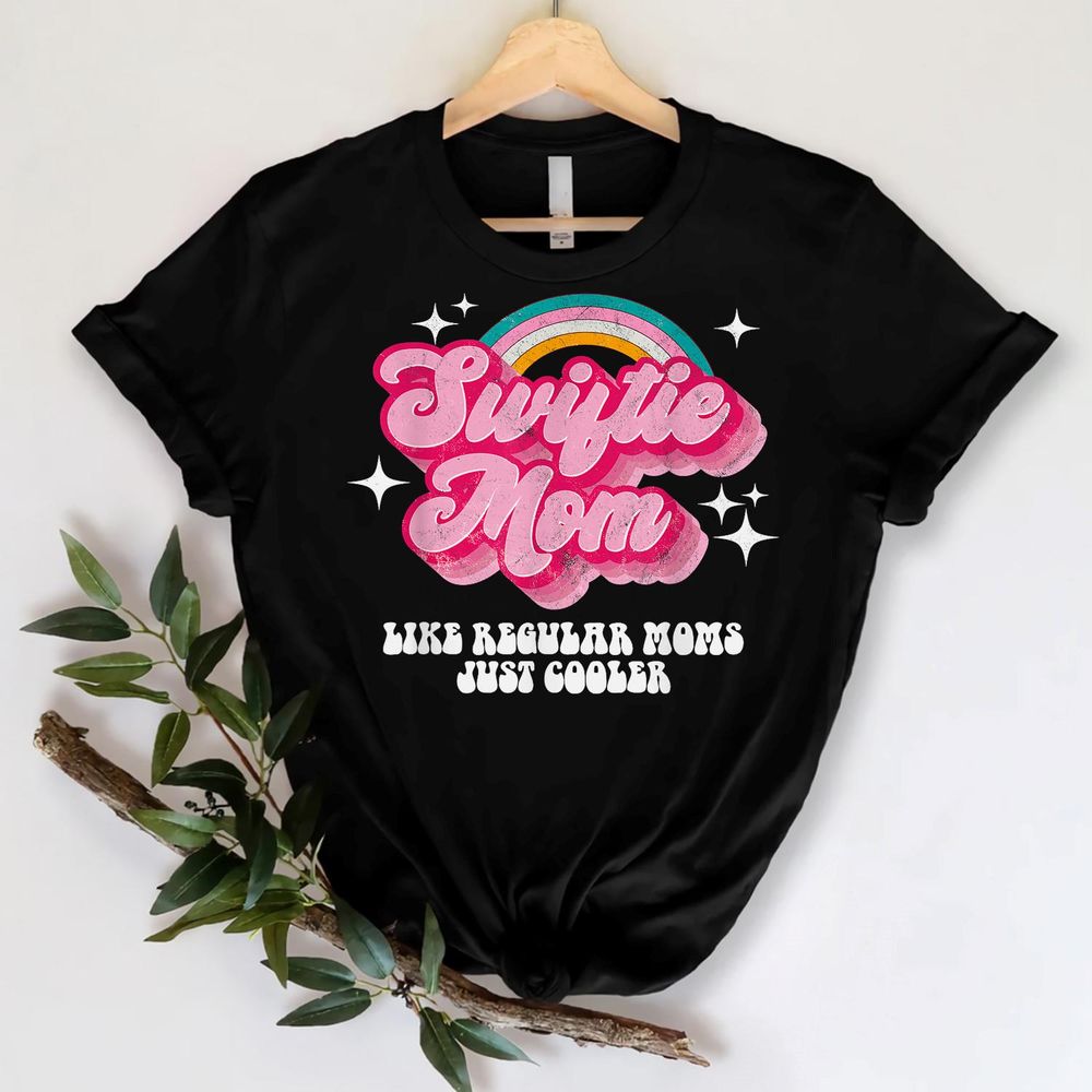 It's Me Hi I'm The Cool Mom It's Me Retro Groovy Mothers Day T-Shirt Unisex Standard T-Shirt black s